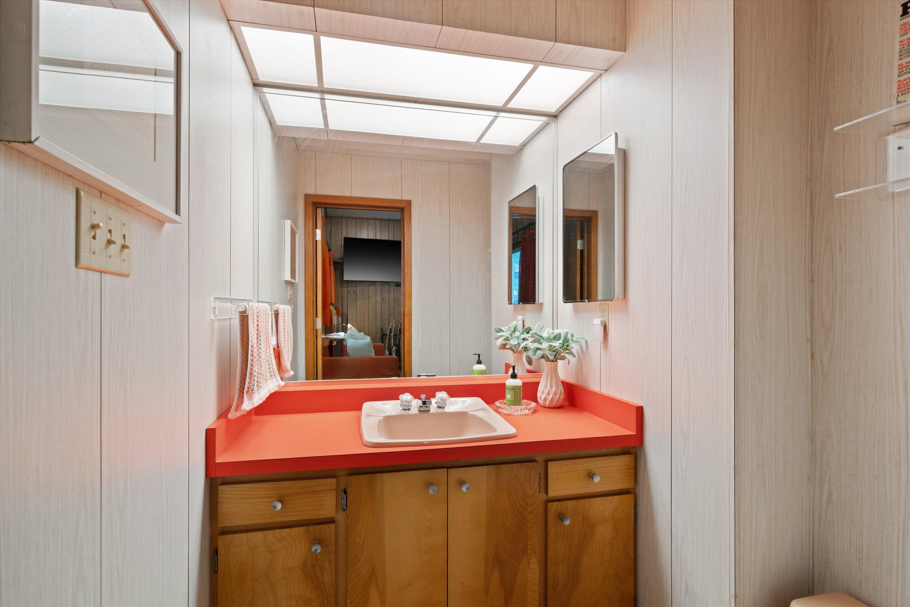 180 South Grove Park Road Memphis, TN 38117 - Photo 21 of 39 a bathroom with a sink and a mirror