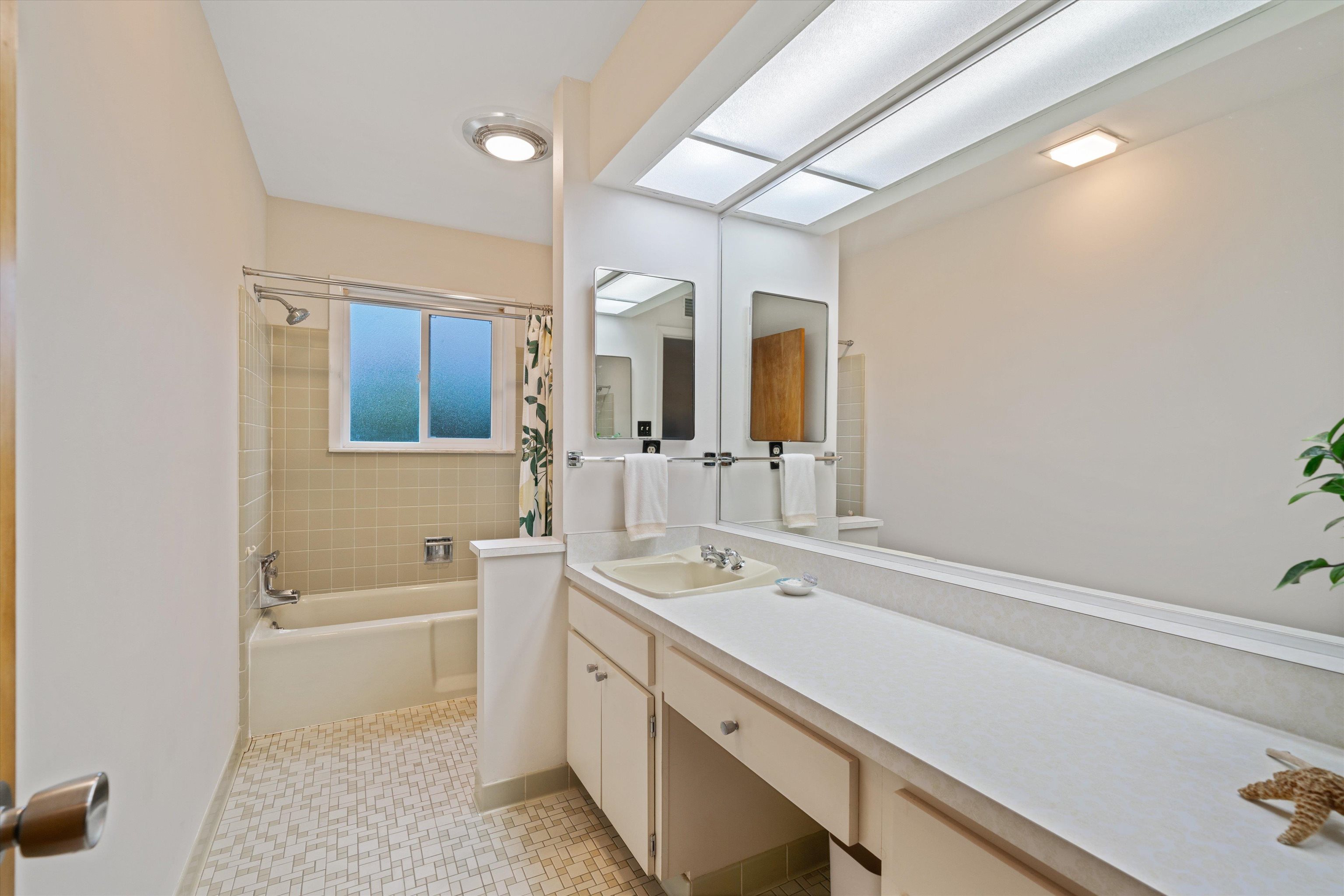 180 South Grove Park Road Memphis, TN 38117 - Photo 24 of 39 a bathroom with a sink a large mirror and a bathtub