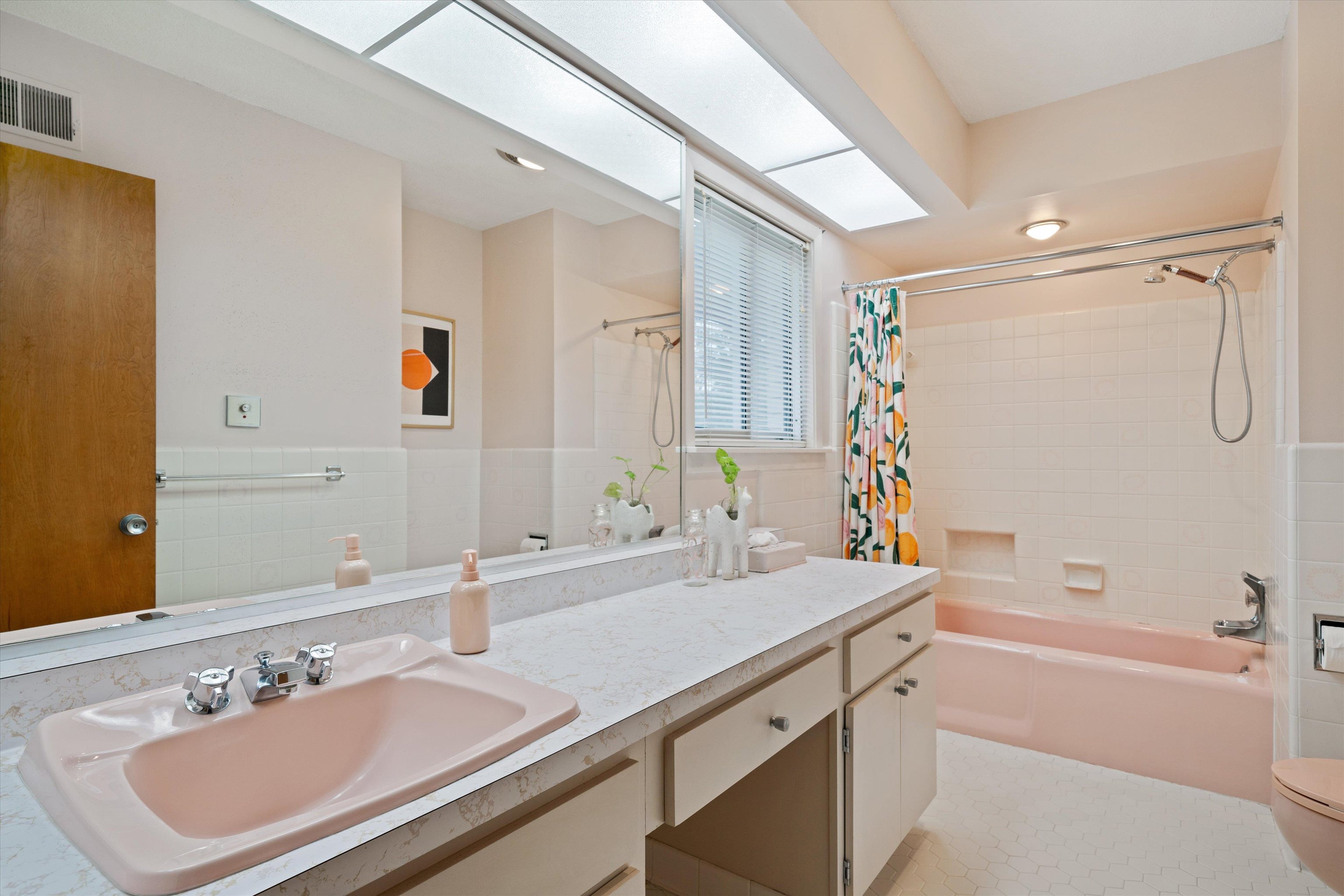 180 South Grove Park Road Memphis, TN 38117 - Photo 26 of 39 a bathroom with a sink and a mirror