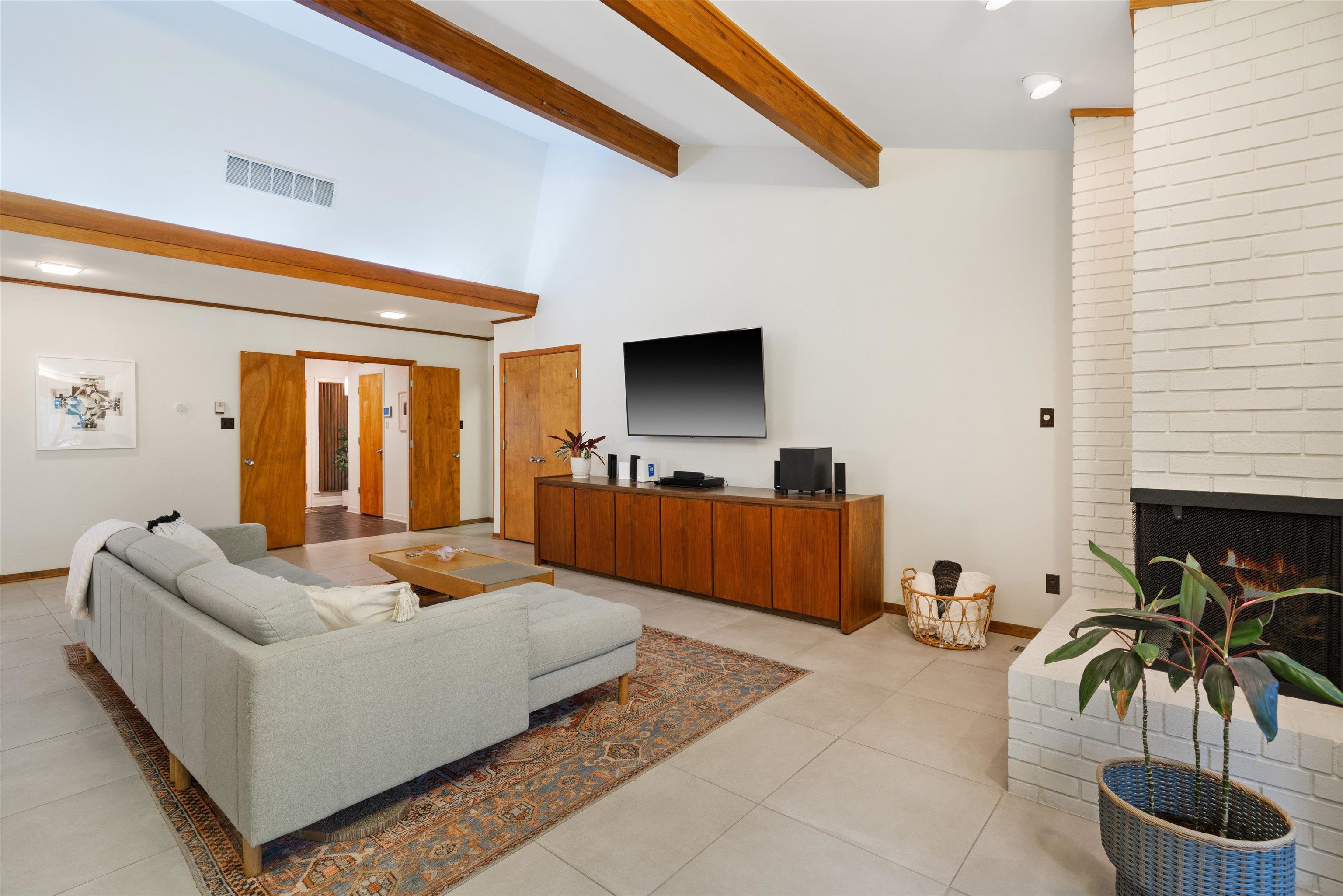 180 South Grove Park Road Memphis, TN 38117 - Photo 9 of 39 a living room with furniture and a flat screen tv