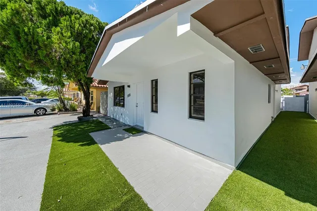 a view of a house with a yard