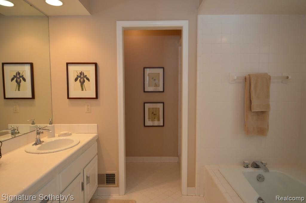 133 Chalmers Drive Rochester Hills, MI 48309 - Photo 23 of 35