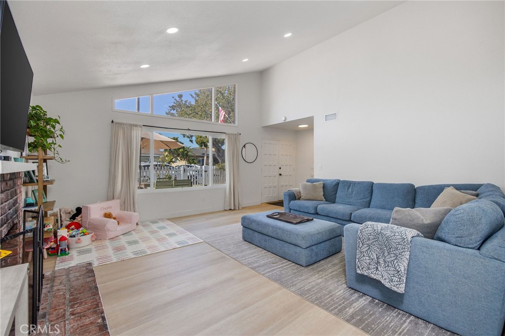 204 Springfield Avenue Huntington Beach, CA 92648 - Photo 7 of 40 Unit A - Living Room