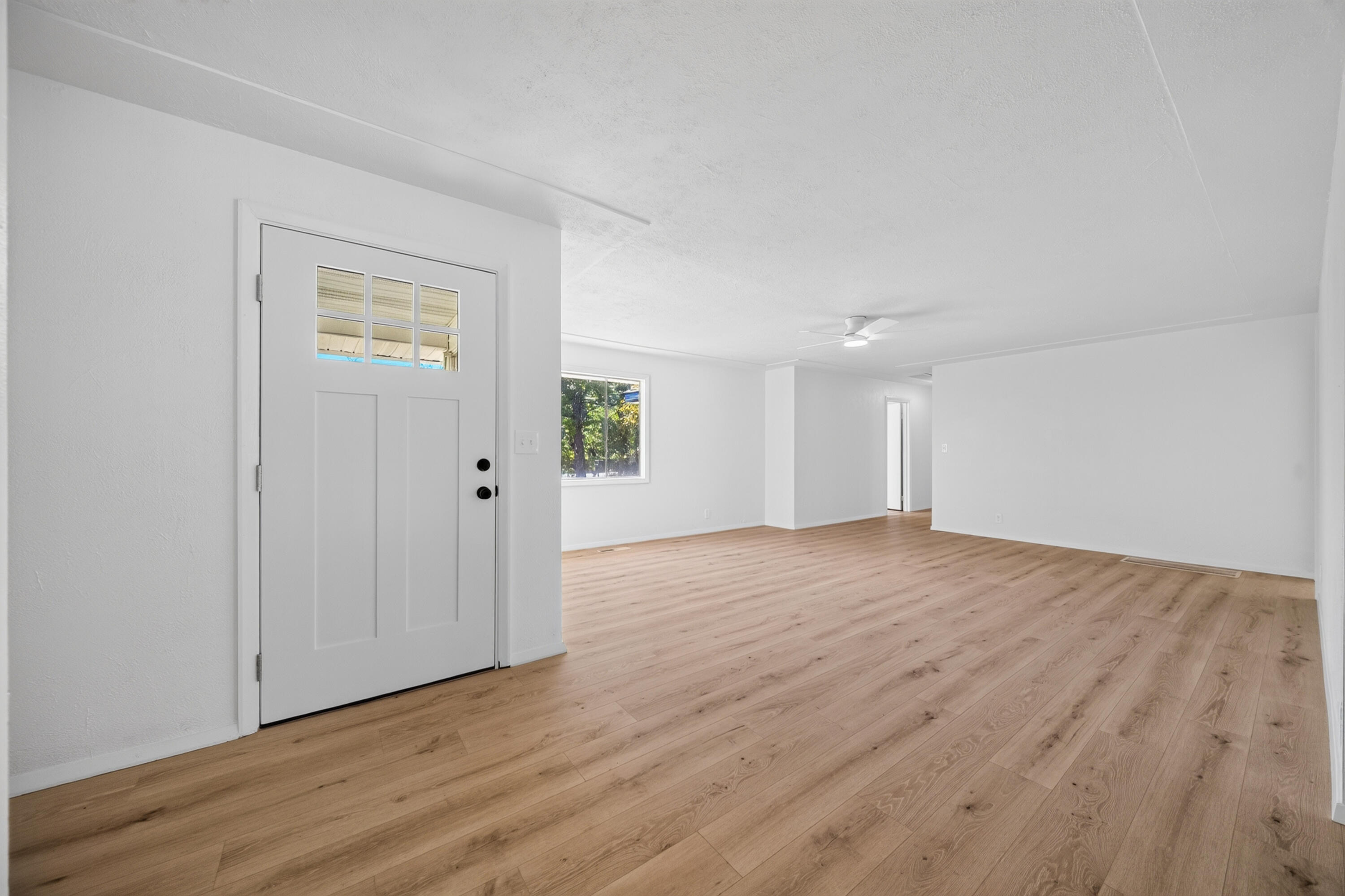 6851 Airport Road Redding, CA 96002 - Photo 4 of 26 Living Room