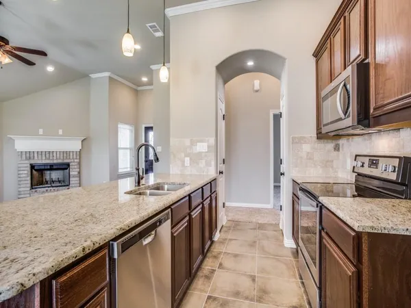 $2,095 | 4113 Bridle Path Lane, Sanger, TX 76266