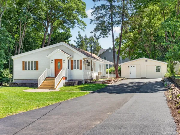 $599,000 | 14 Forest Glen Road, Valley Cottage, NY 10989