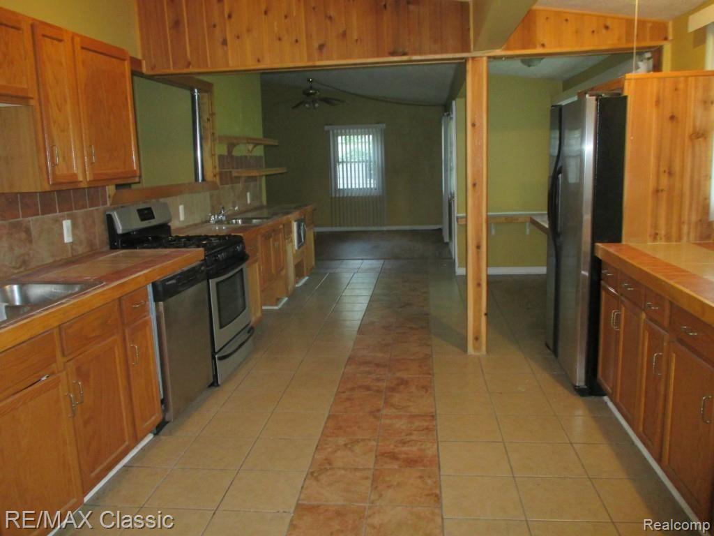 1185 Delta Road Walled Lake, MI 48390 - Photo 7 of 42 IMG_1819.jpg