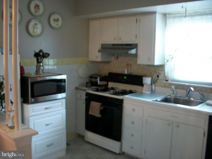 3357 South Keswick Road, Unit A Philadelphia, PA 19114 - Photo 4 of 10 Kitchen