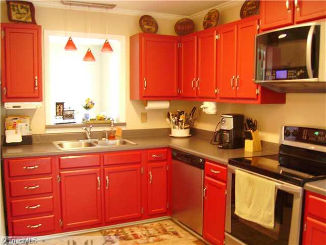 2920 Millwheel Road Pfafftown, NC 27040 - Photo 5 of 16 Kitchen.
