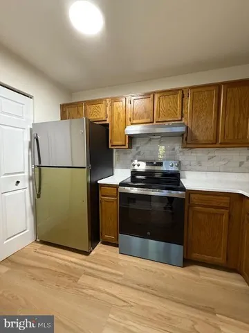 a bathroom with a toilet and a bathtub
