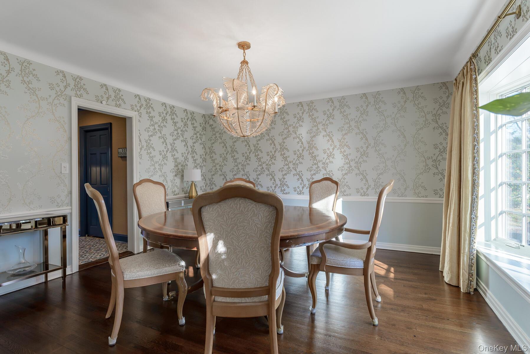 47 Whistler Road Manhasset, NY 11030 - Photo 5 of 31