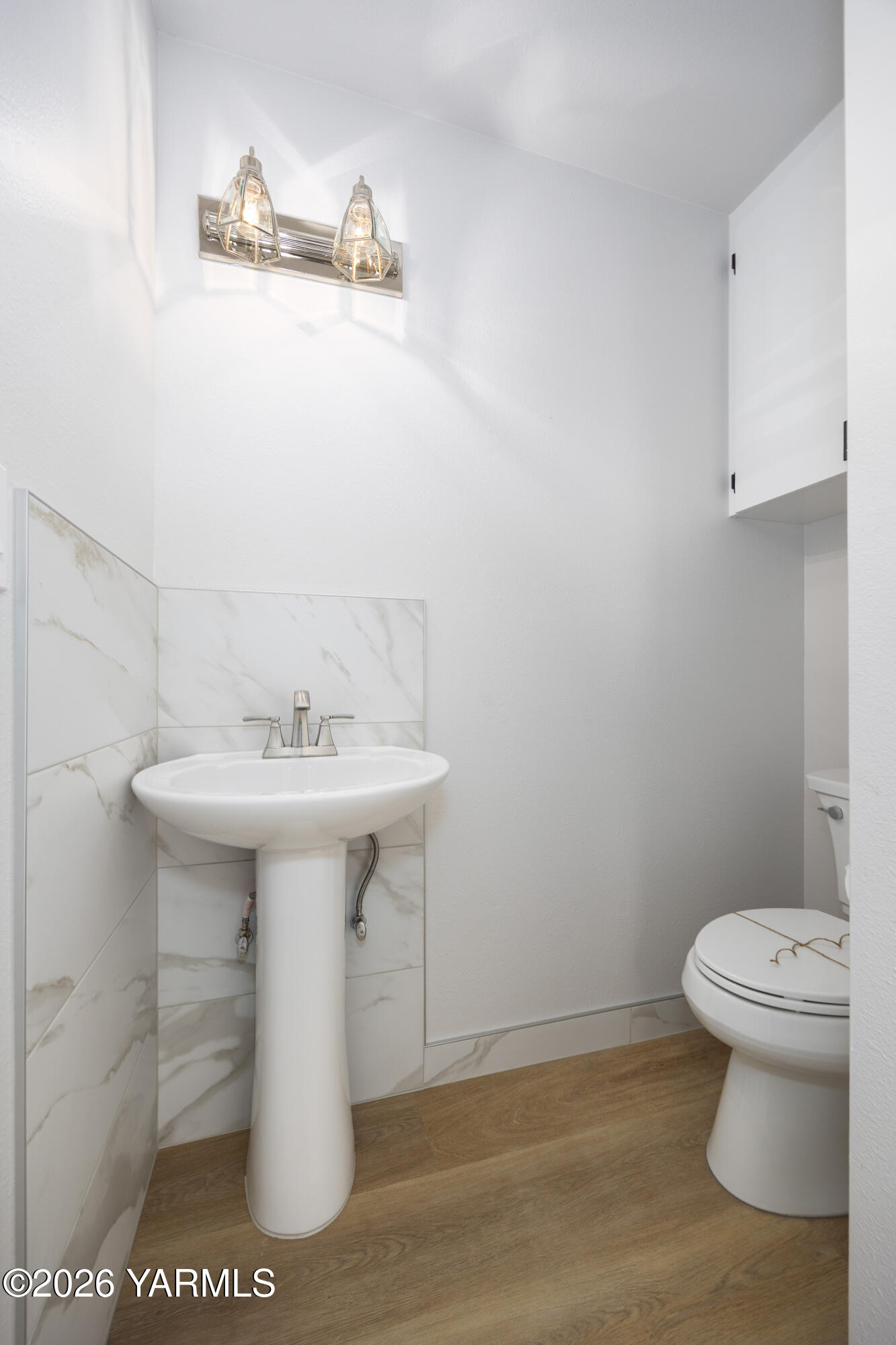 790 East Bonnieview Road Grandview, WA 98930 - Photo 13 of 49 a bathroom with a sink toilet and a mirror