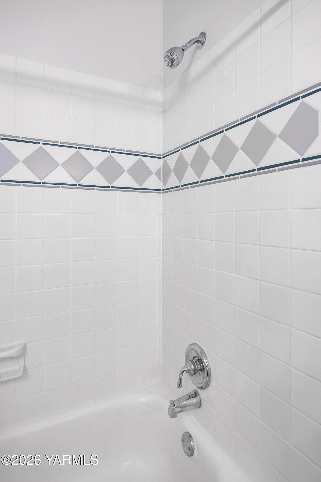 790 East Bonnieview Road Grandview, WA 98930 - Photo 16 of 49 a bathroom with a shower and a bathtub