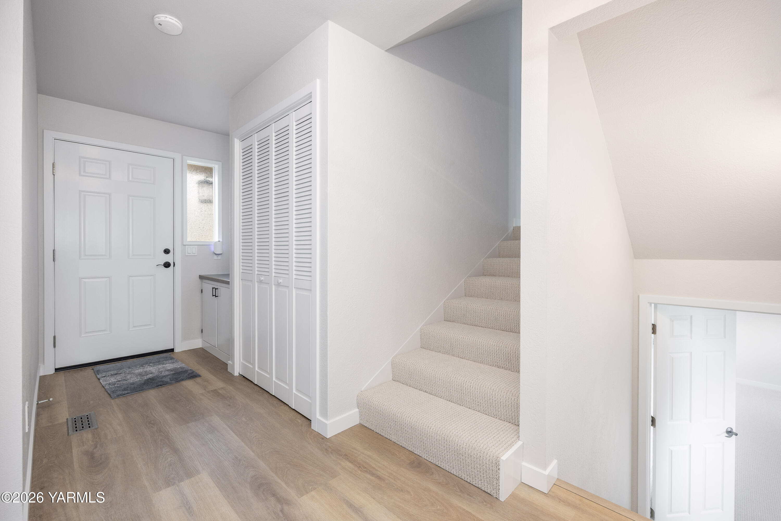 790 East Bonnieview Road Grandview, WA 98930 - Photo 17 of 49 a view of entryway with stairs