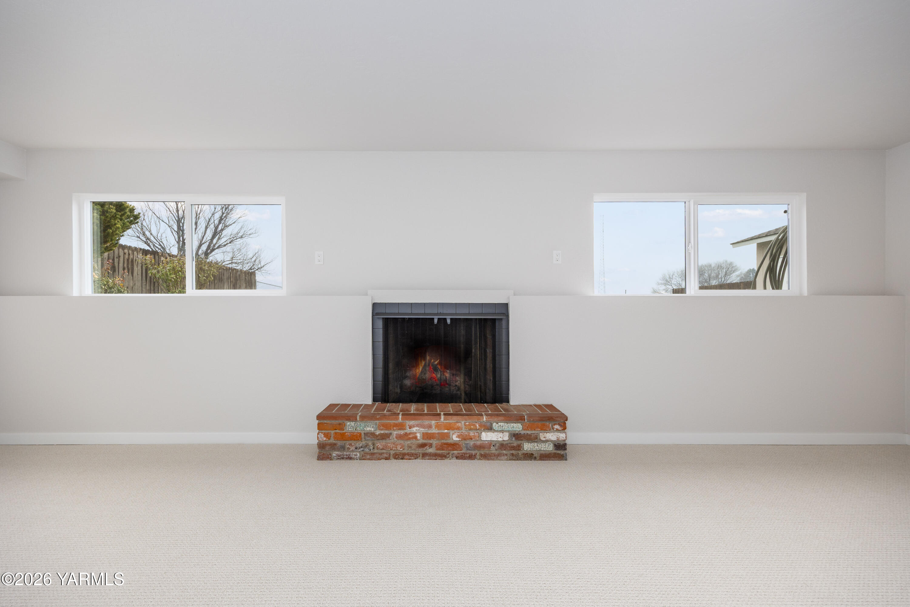 790 East Bonnieview Road Grandview, WA 98930 - Photo 20 of 49 a living room with a couch and a window