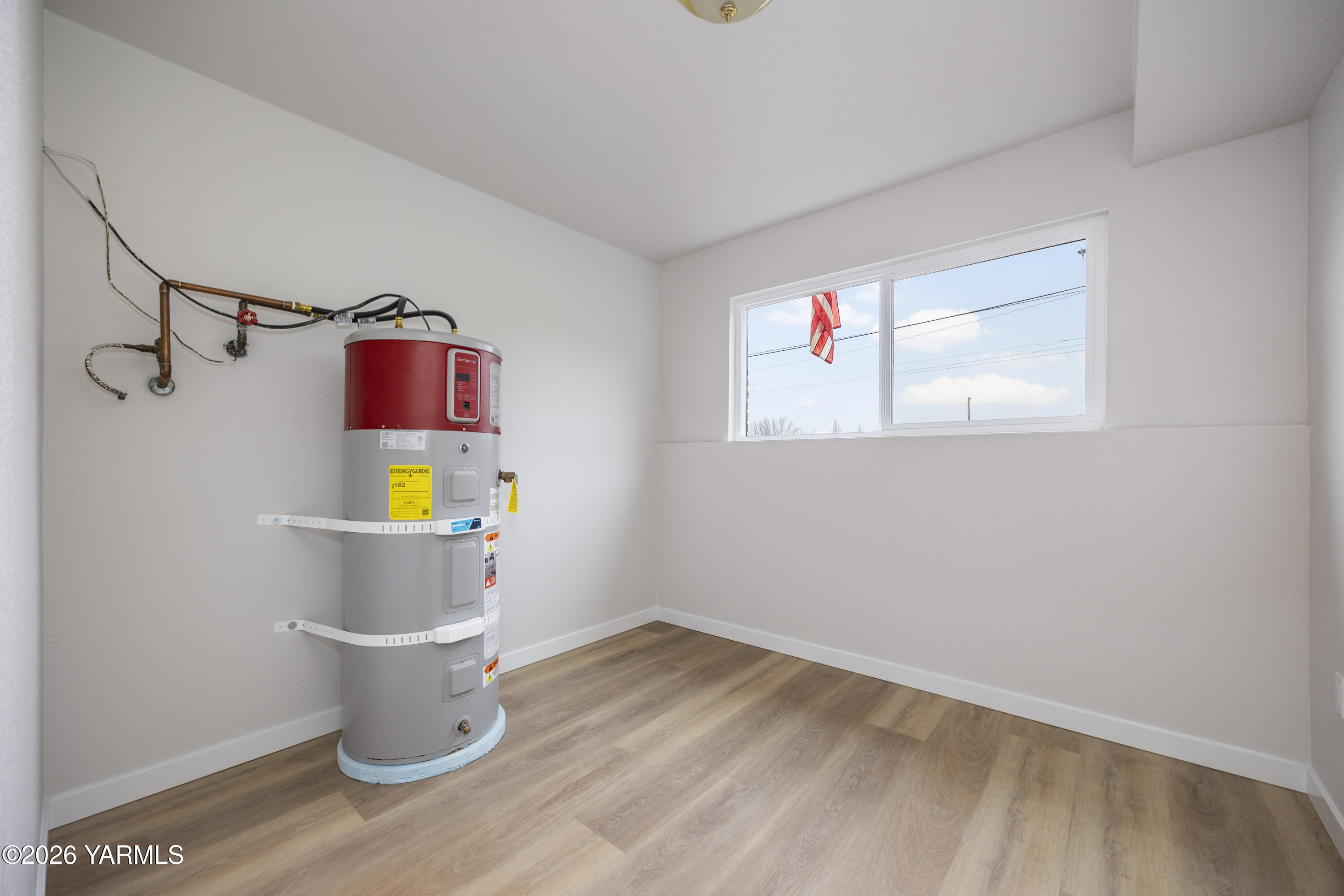 790 East Bonnieview Road Grandview, WA 98930 - Photo 21 of 49 a view of a small space with wooden floor and a window