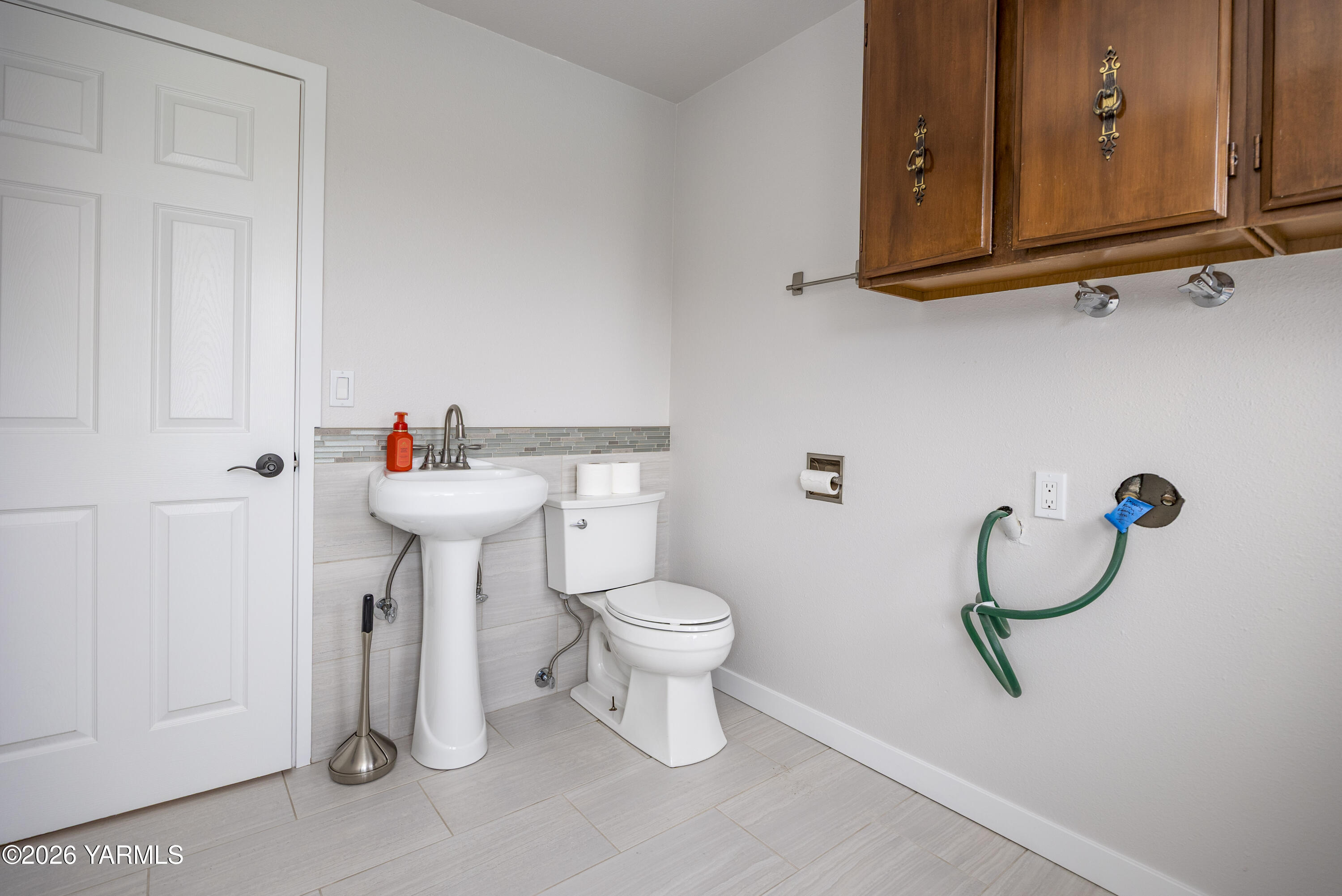 790 East Bonnieview Road Grandview, WA 98930 - Photo 24 of 49 a bathroom with a sink toilet and a mirror