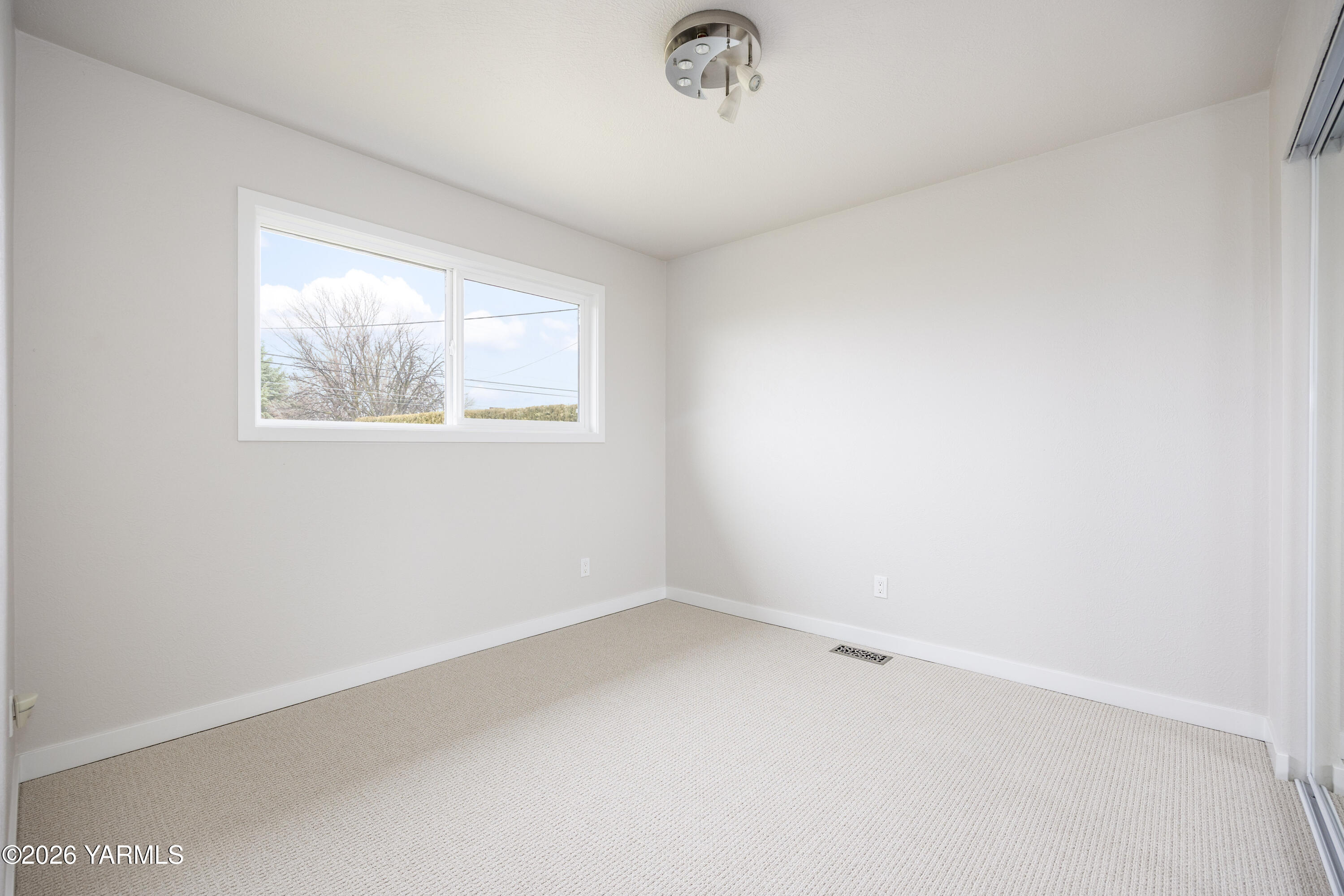 790 East Bonnieview Road Grandview, WA 98930 - Photo 26 of 49 an empty room with a window