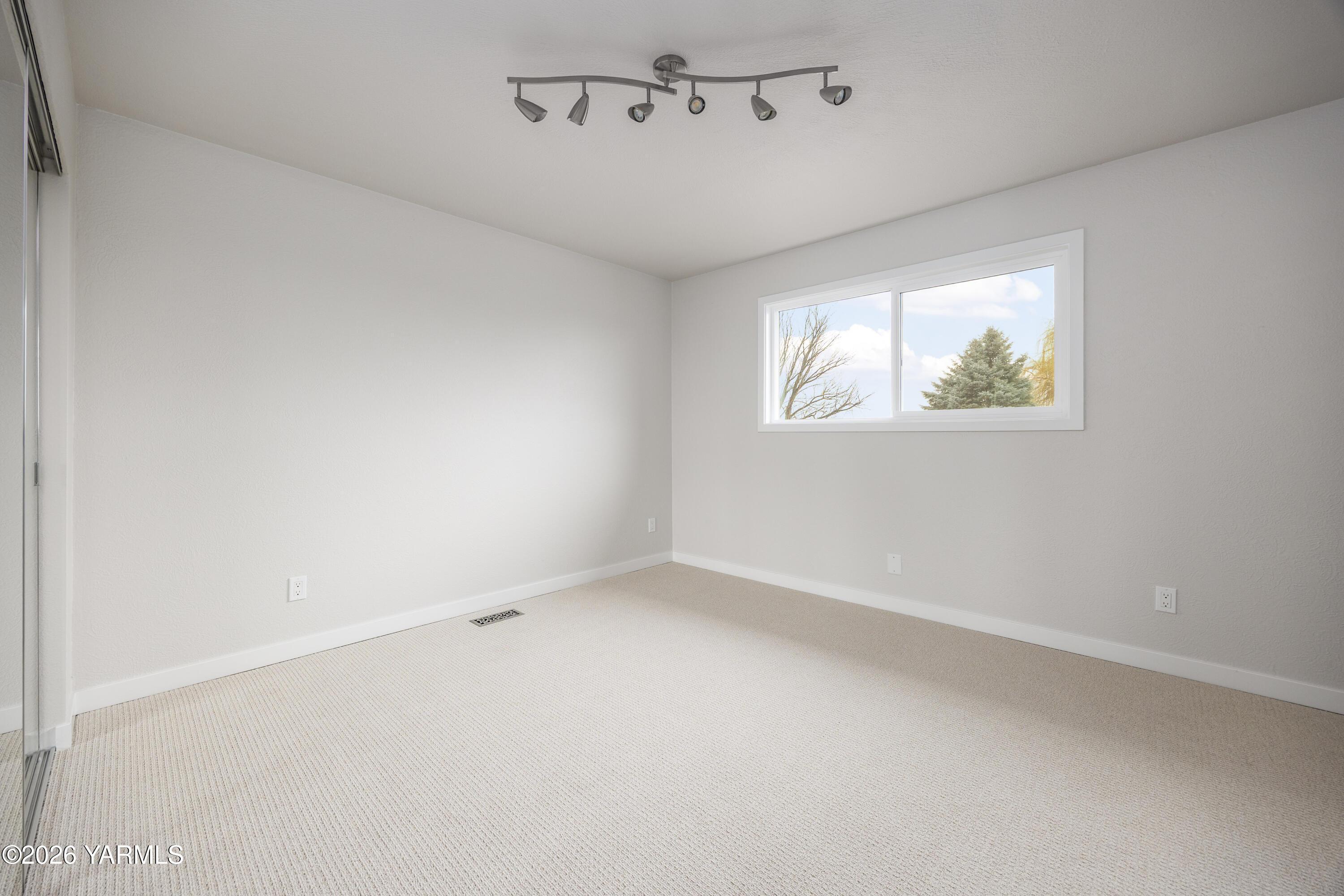 790 East Bonnieview Road Grandview, WA 98930 - Photo 31 of 49 an empty room with windows