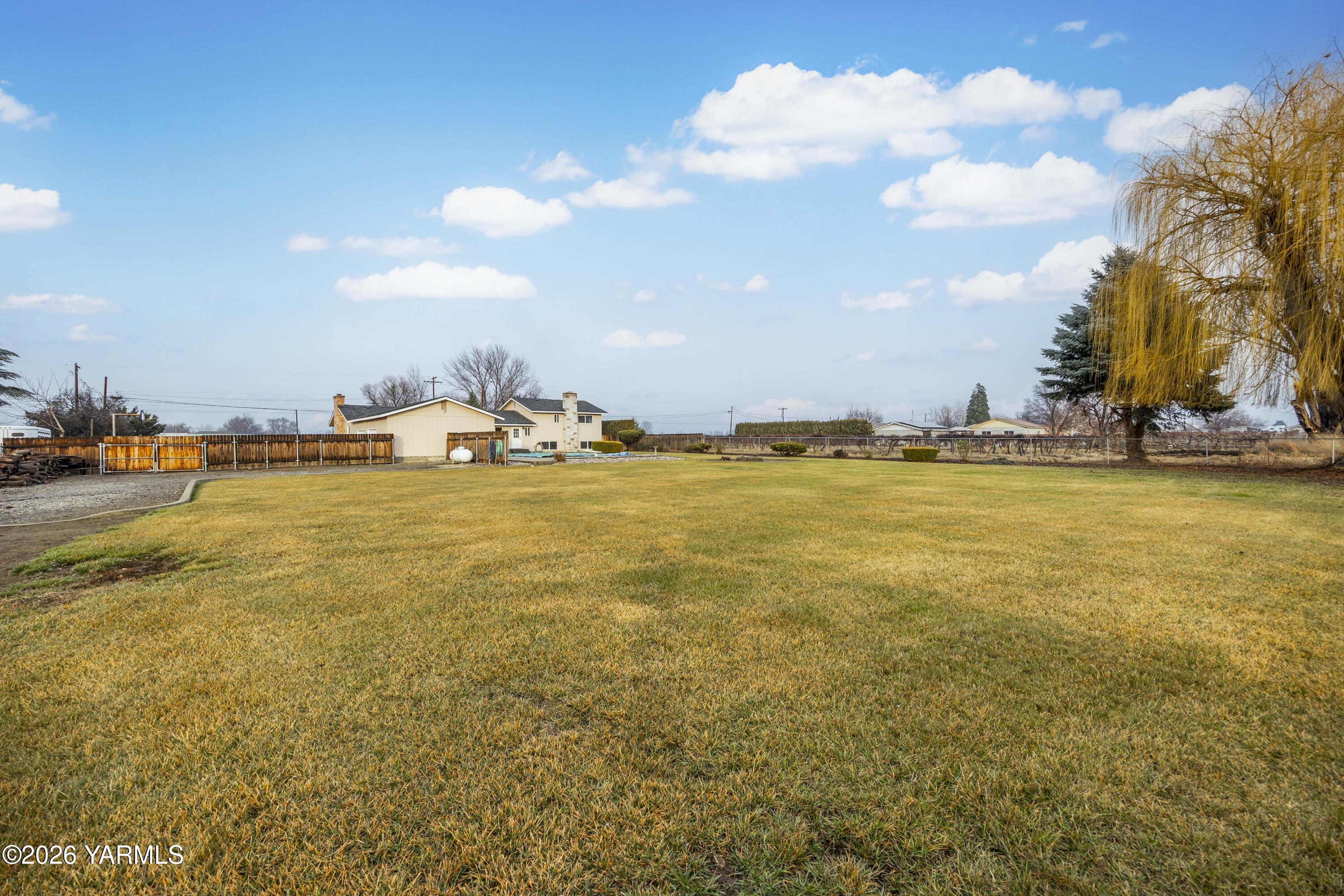 790 East Bonnieview Road Grandview, WA 98930 - Photo 36 of 49 a view of a ocean with beach