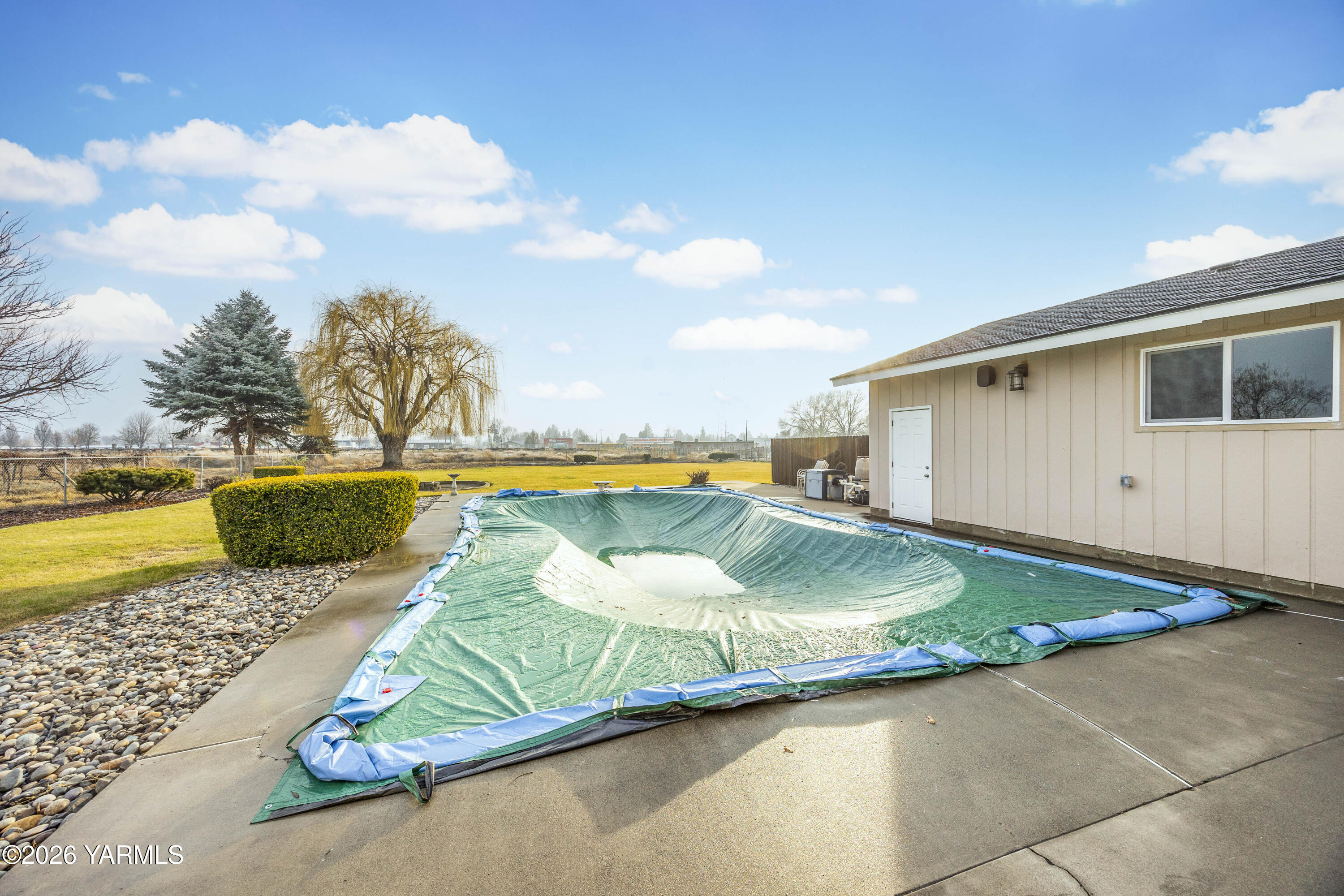 790 East Bonnieview Road Grandview, WA 98930 - Photo 38 of 49 a view of a backyard with swimming pool