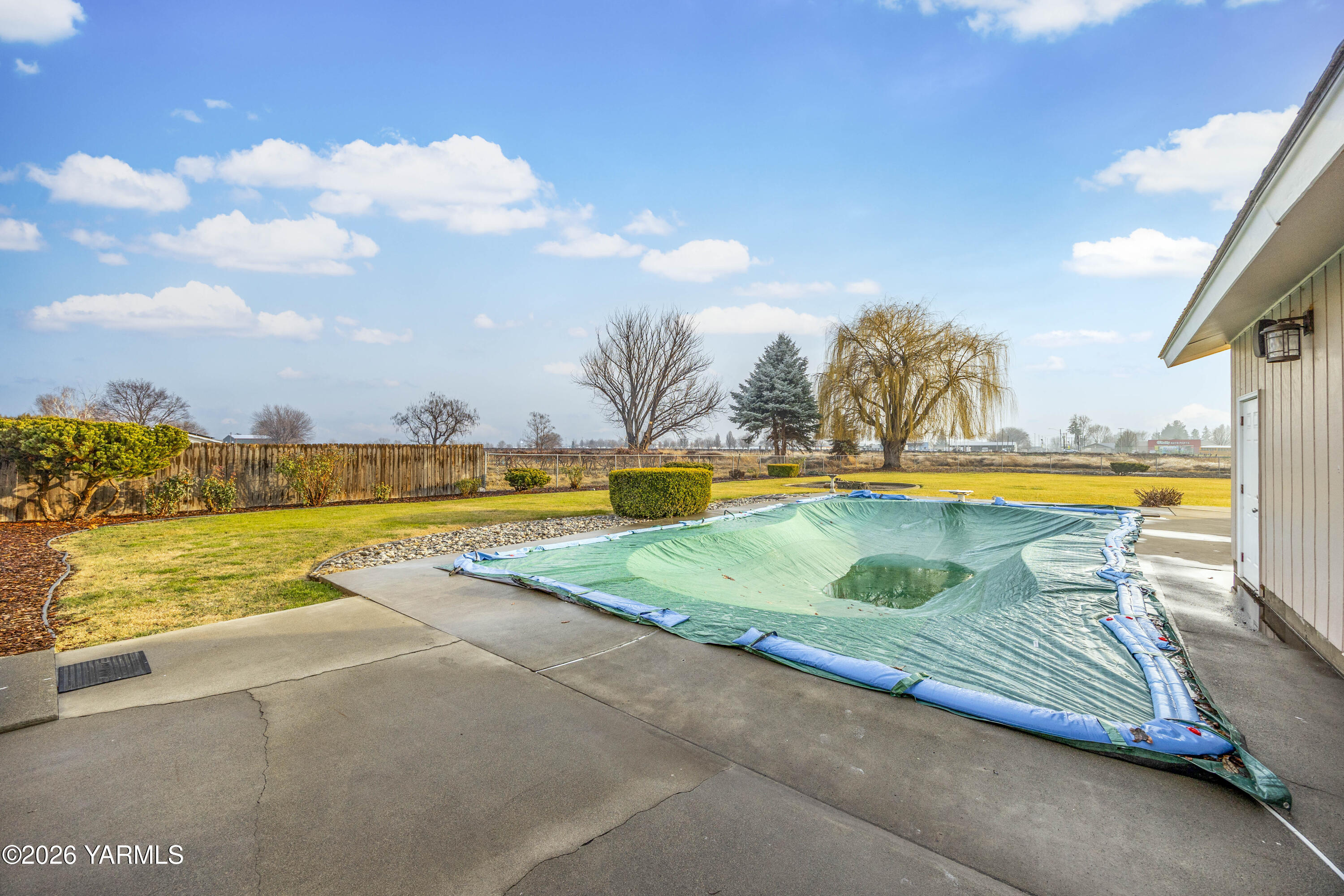 790 East Bonnieview Road Grandview, WA 98930 - Photo 41 of 49 a view of a swimming pool with an outdoor seating yard and swimming pool