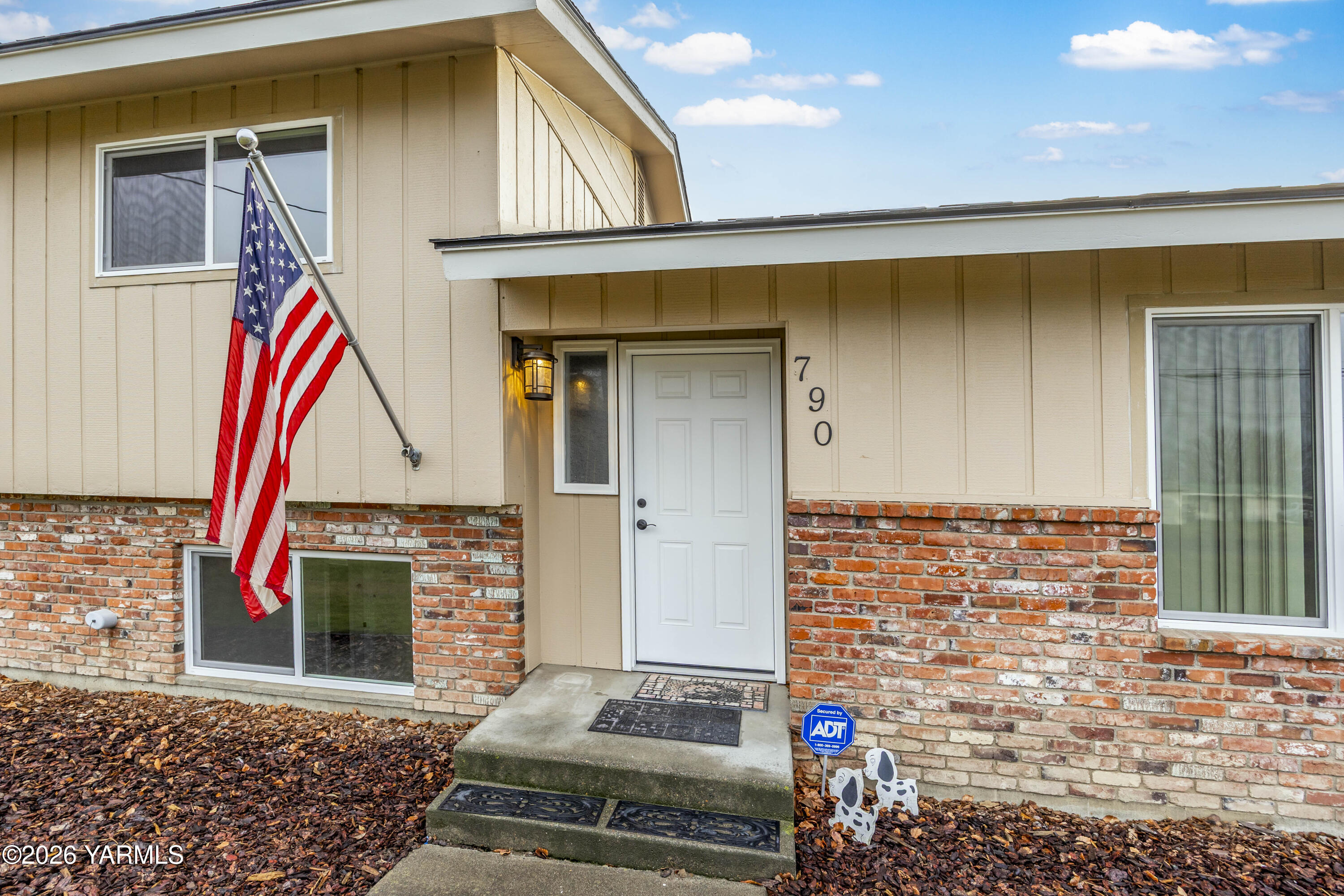 790 East Bonnieview Road Grandview, WA 98930 - Photo 42 of 49 a front view of a house with a yard