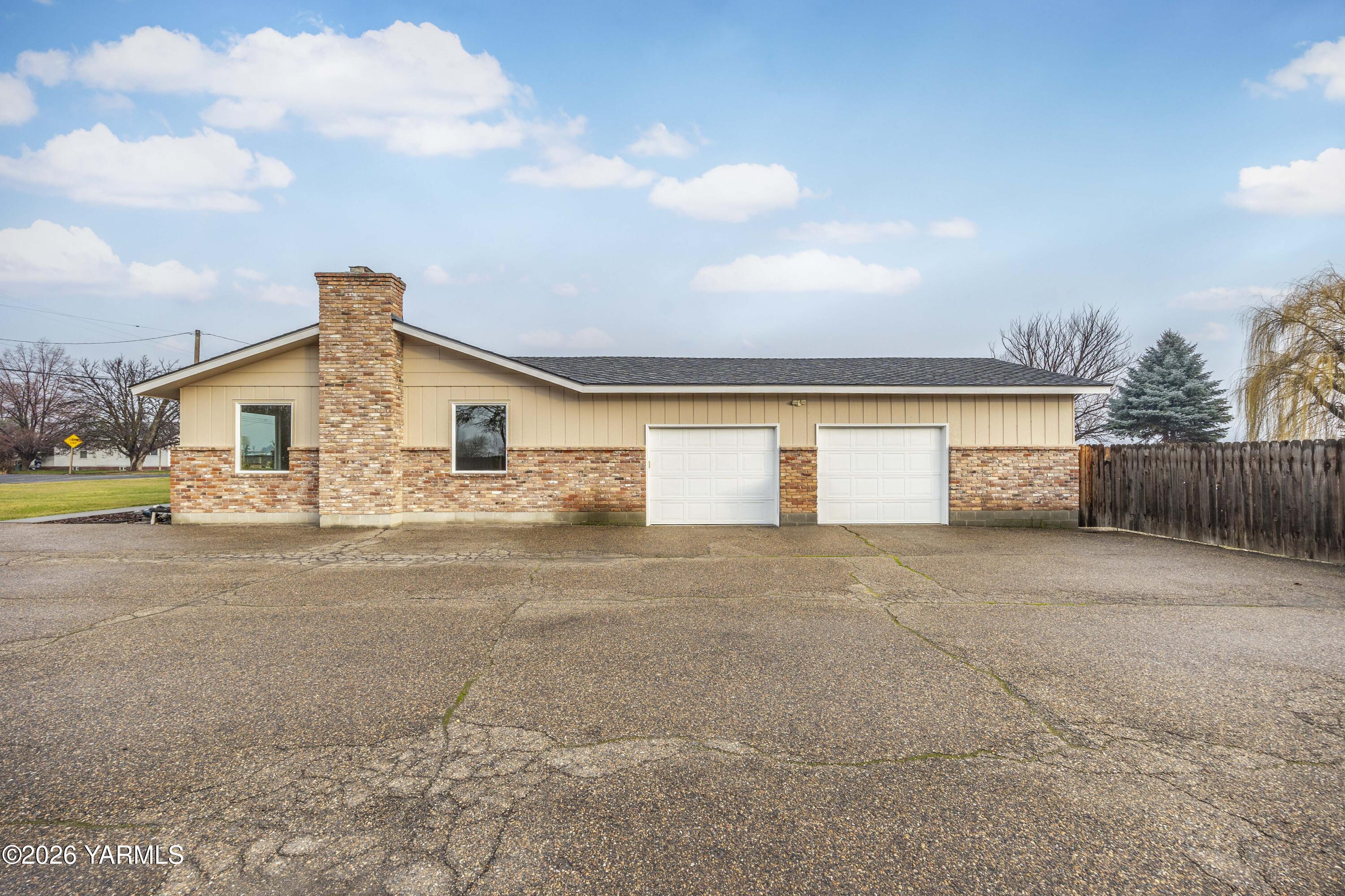 790 East Bonnieview Road Grandview, WA 98930 - Photo 43 of 49 a view of house with backyard and bushes