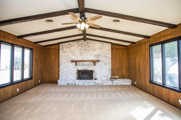 a view of entryway with a ceiling fan