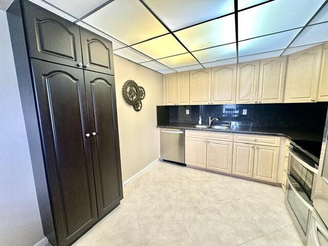 1049 Lincoln C Boca Raton, FL 33434 - Photo 4 of 49 Updated Kitchen W/ Lots of Cabinets
