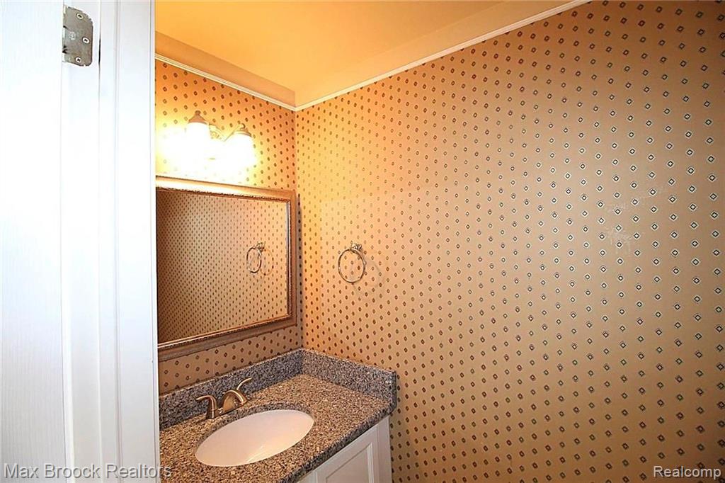 4689 Covington Court Rochester, MI 48306 - Photo 23 of 33