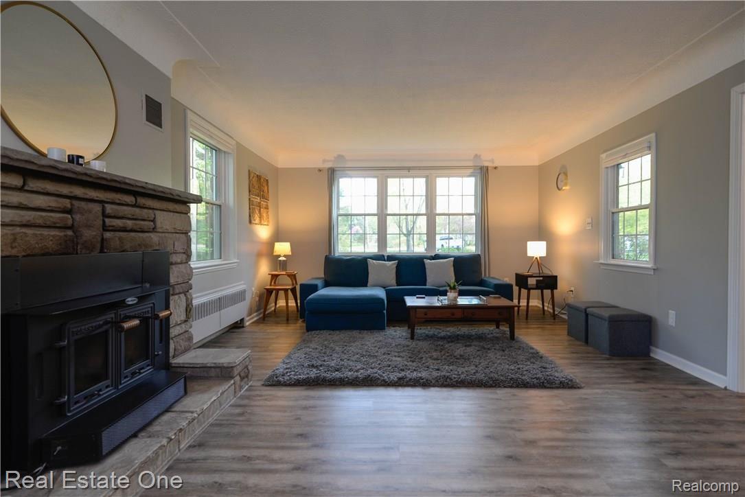 8363 McClements Road Brighton, MI 48114 - Photo 19 of 38 Large Living Room