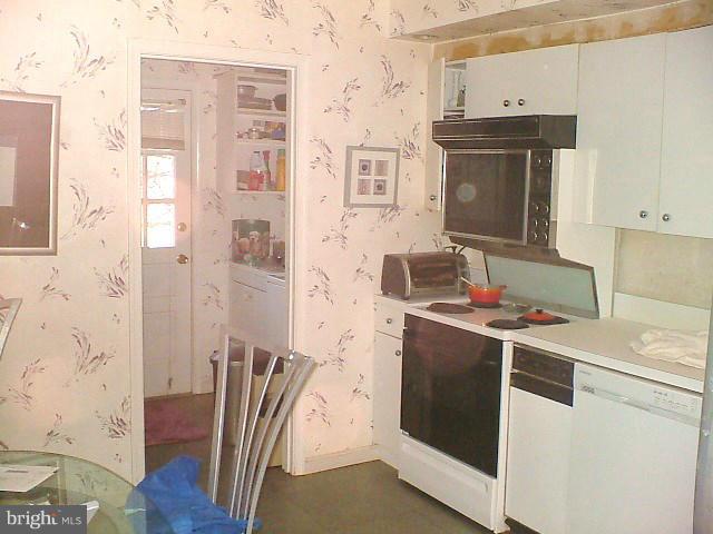 19529 Olney Mill Road Olney, MD 20832 - Photo 9 of 10 a view of a kitchen with refrigerator and wooden floor