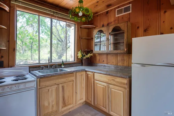 $1,695,000 | 4104 St Helena Highway, Calistoga, CA 94515