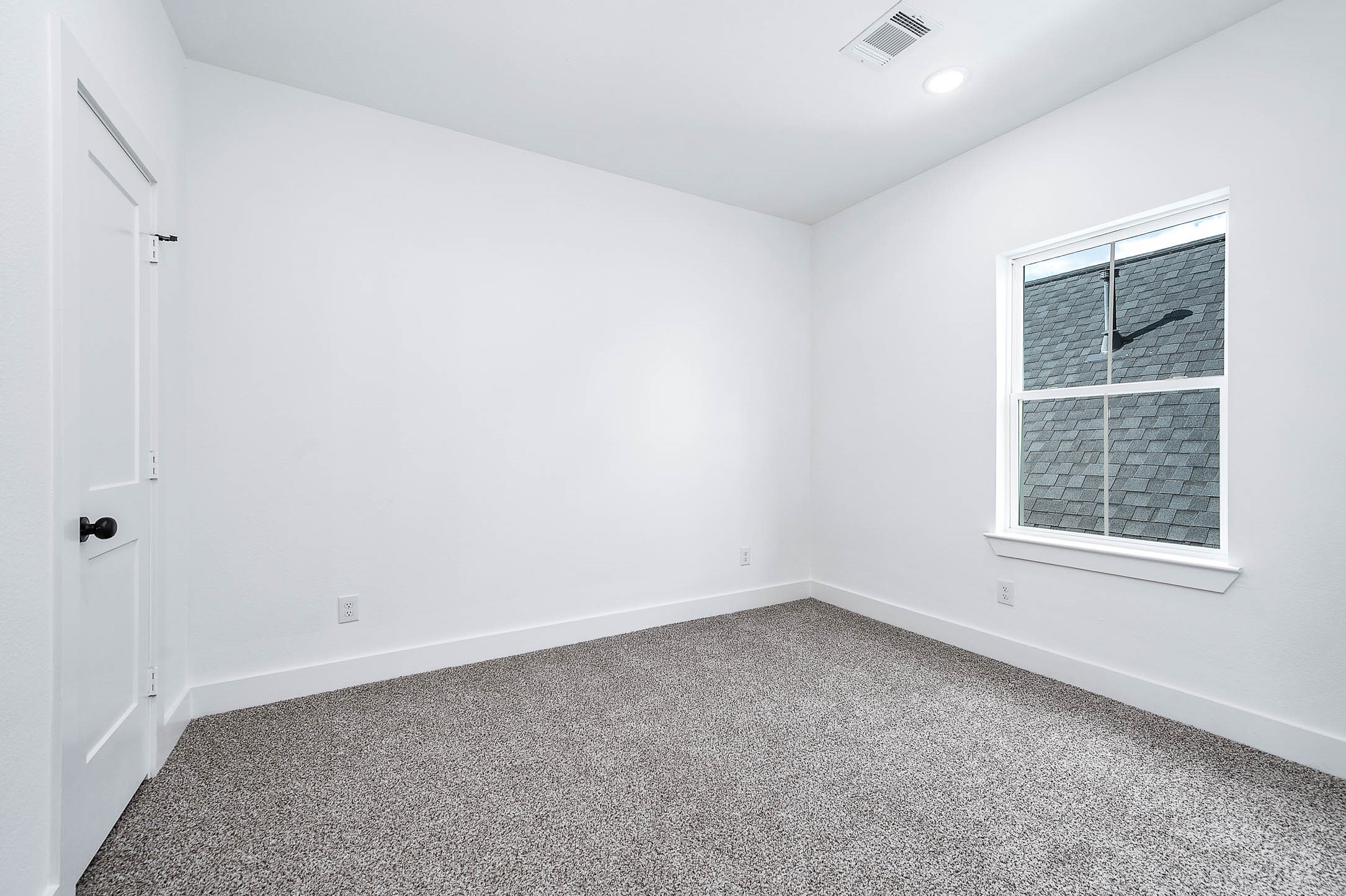 1515 Euel Street Houston, TX 77009 - Photo 19 of 34 Versatile secondary bedroom filled with natural light—ideal for guests, a home office, or personal retreat.