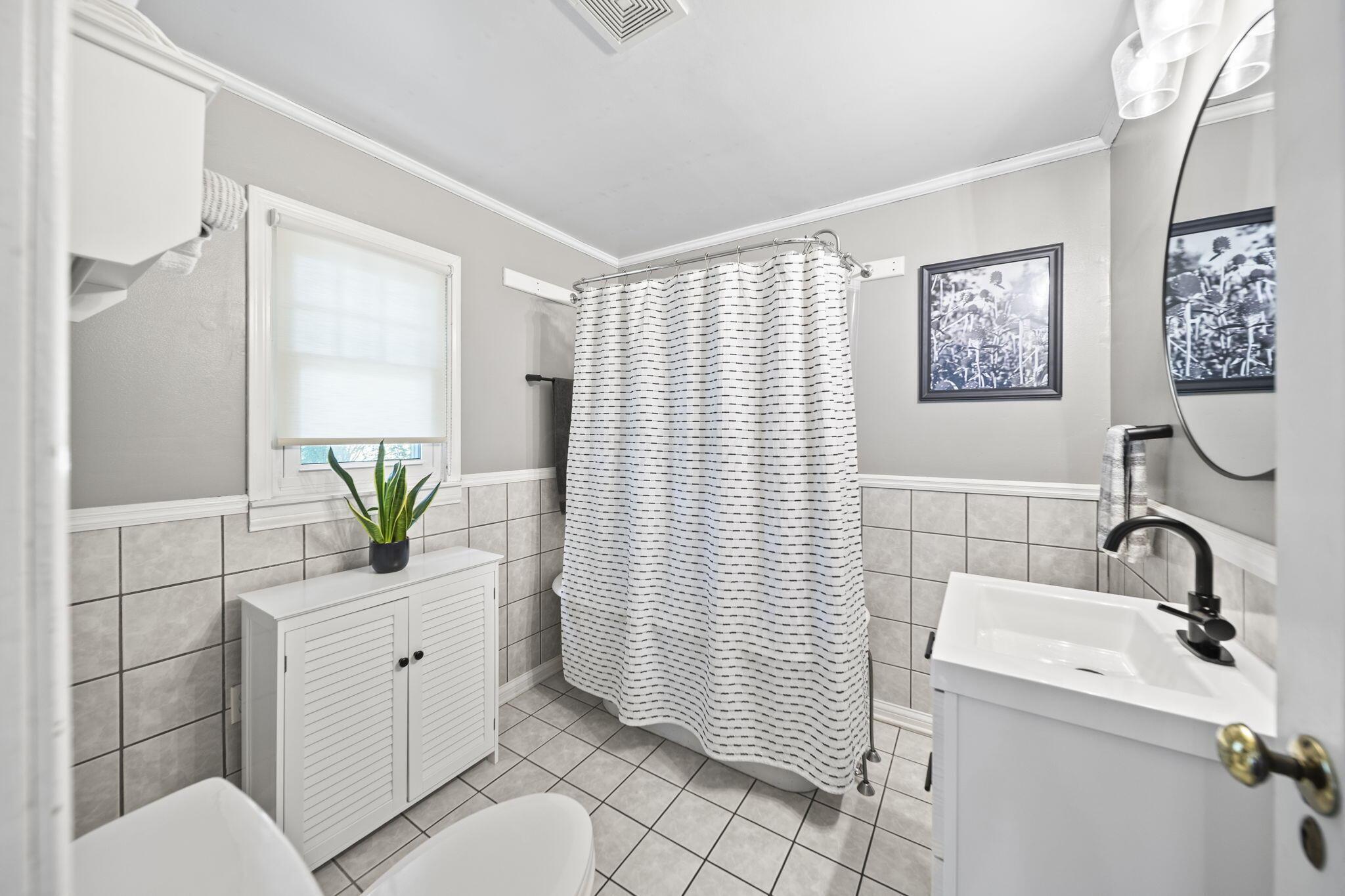 395 Brevoort Road Columbus, OH 43214 - Photo 25 of 64 Entry-Level Full Bath