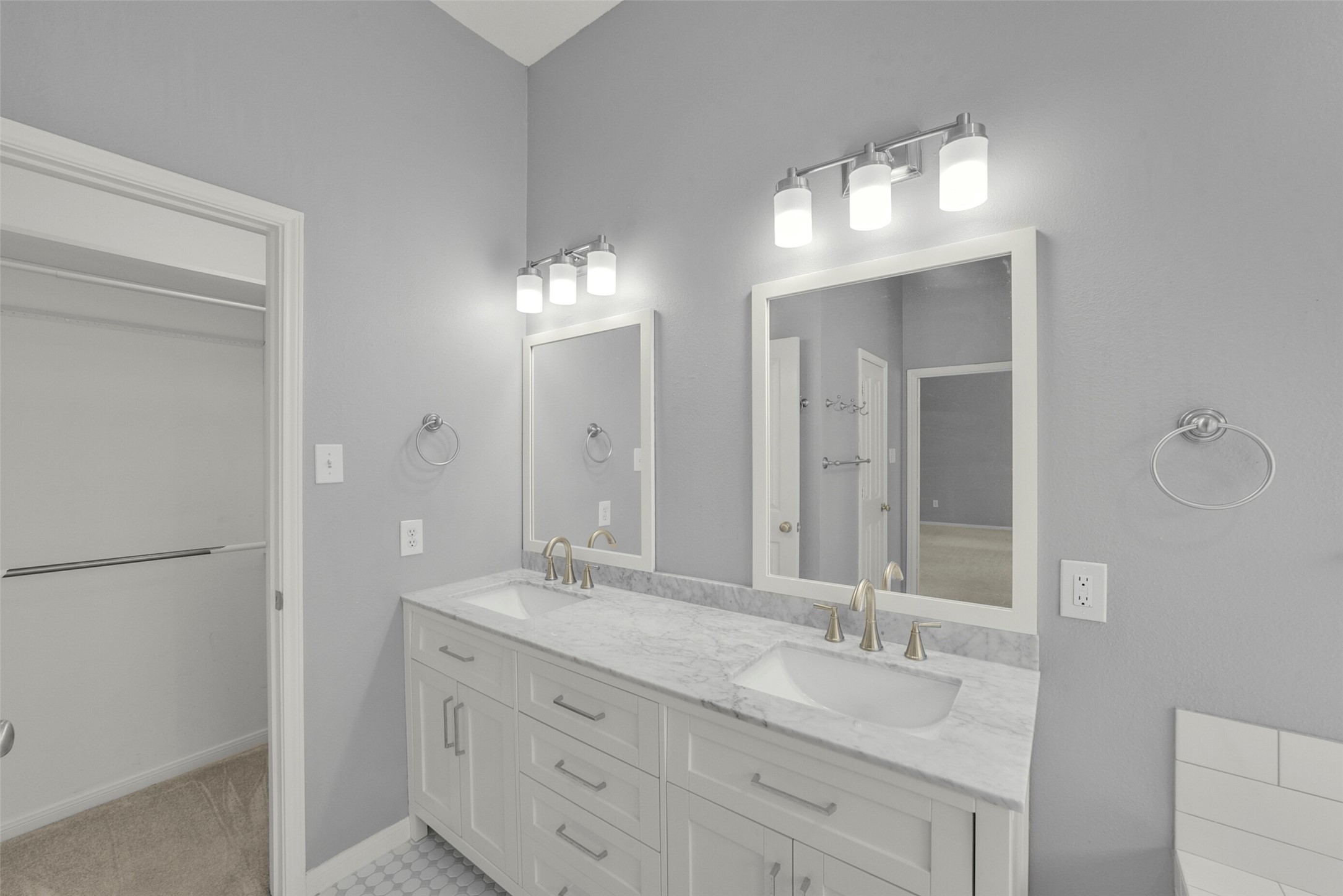 22 East New Avery Place Spring, TX 77382 - Photo 31 of 46 Primary Suit with double sink.