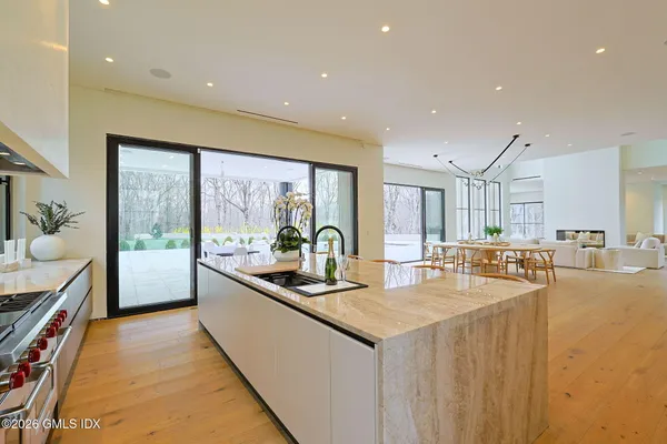 $11,750,000 | 41 Mohawk Lane, Greenwich, CT 06831