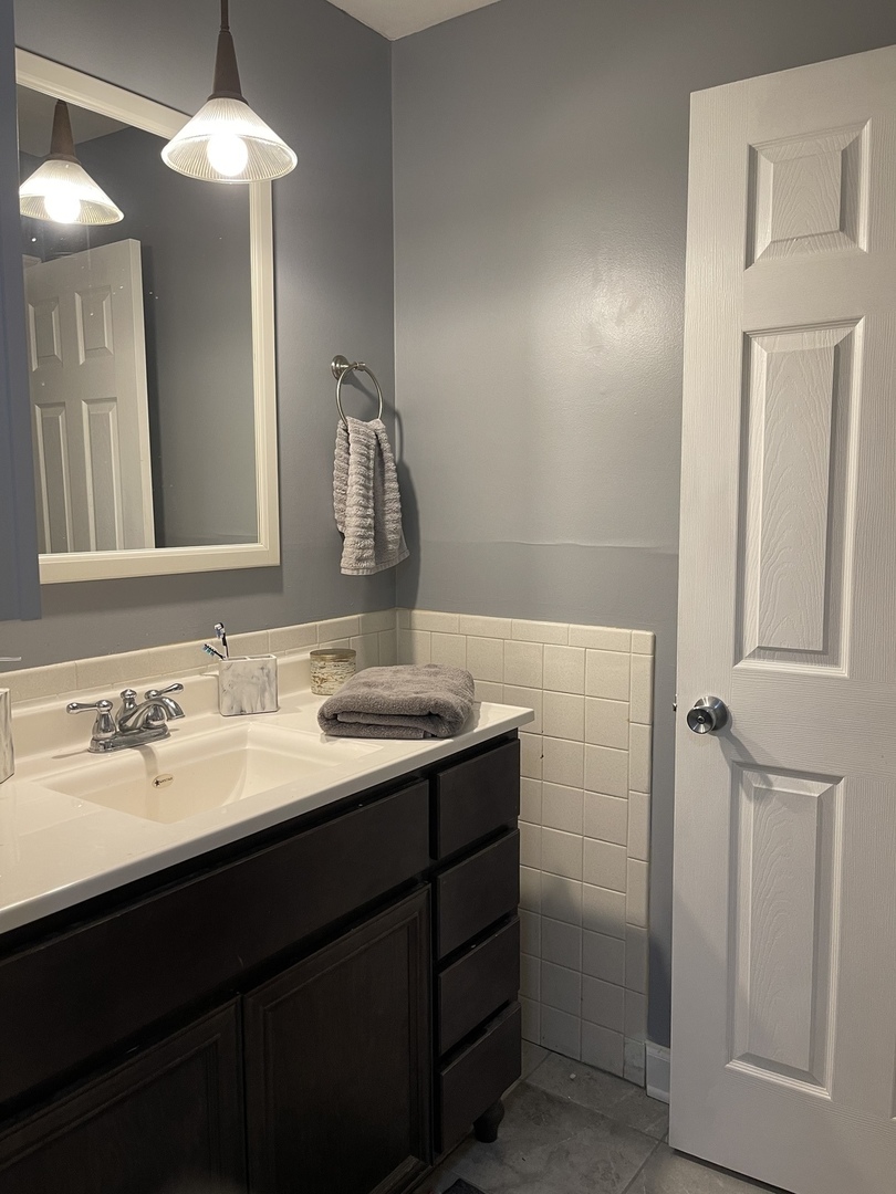 9-s116 S Frontage Road, Unit 27104 Darien, IL 60527 - Photo 7 of 15 a bathroom with a sink and a mirror