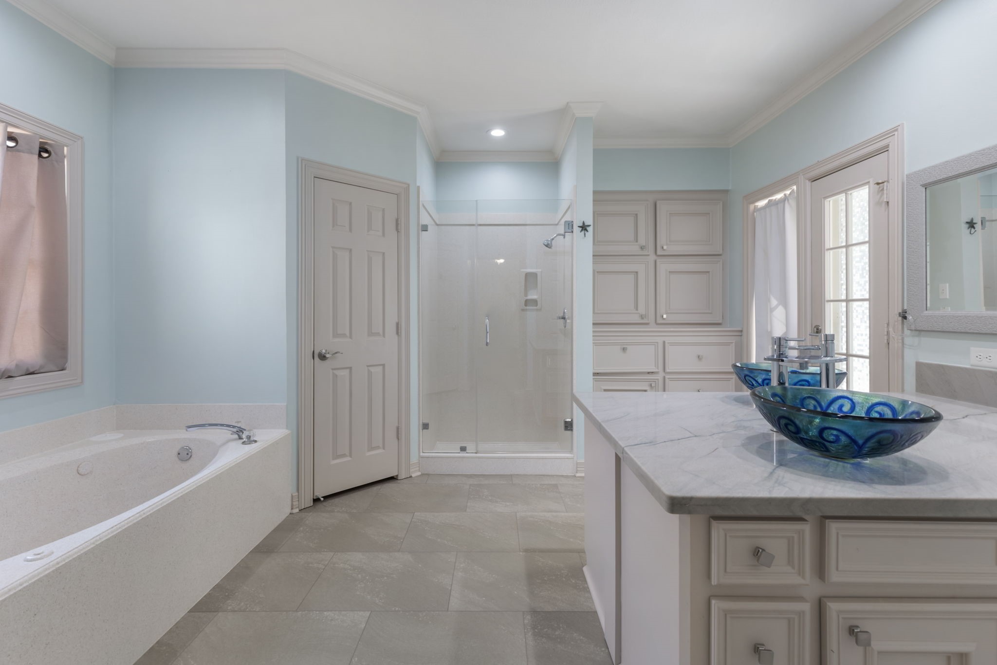 3427 Rolling Terrace Drive Spring, TX 77388 - Photo 20 of 36 a bathroom with a bathtub and a sink