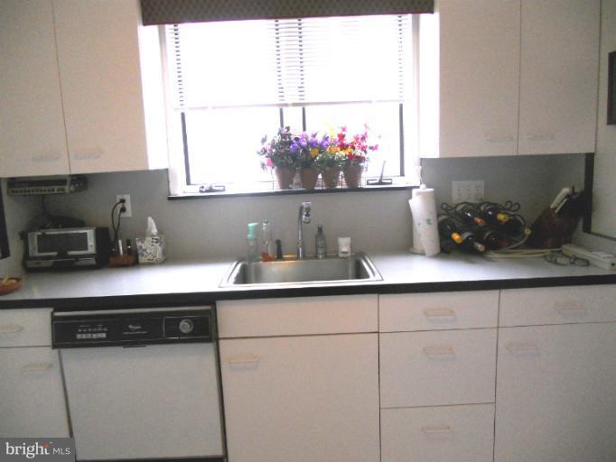 823 Kingston Road Baltimore, MD 21212 - Photo 1 of 18 Kitchen
