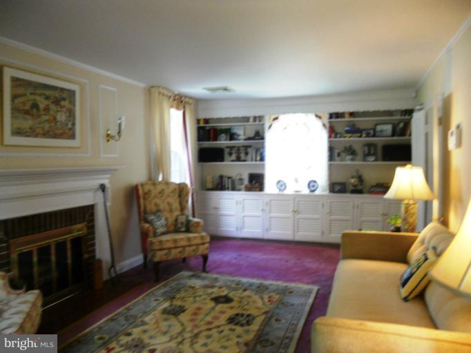 823 Kingston Road Baltimore, MD 21212 - Photo 16 of 18 Living Room