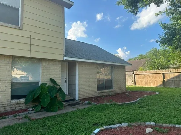 a view of a house with backyard and garden