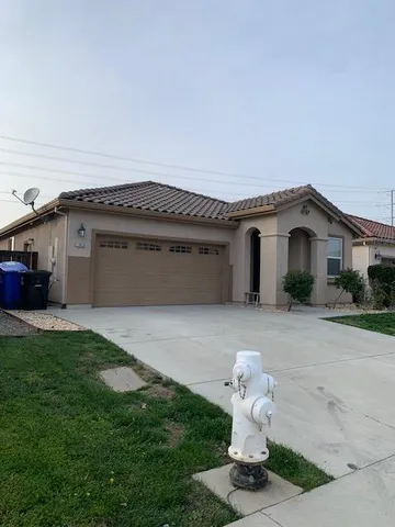 a view of a house with backyard