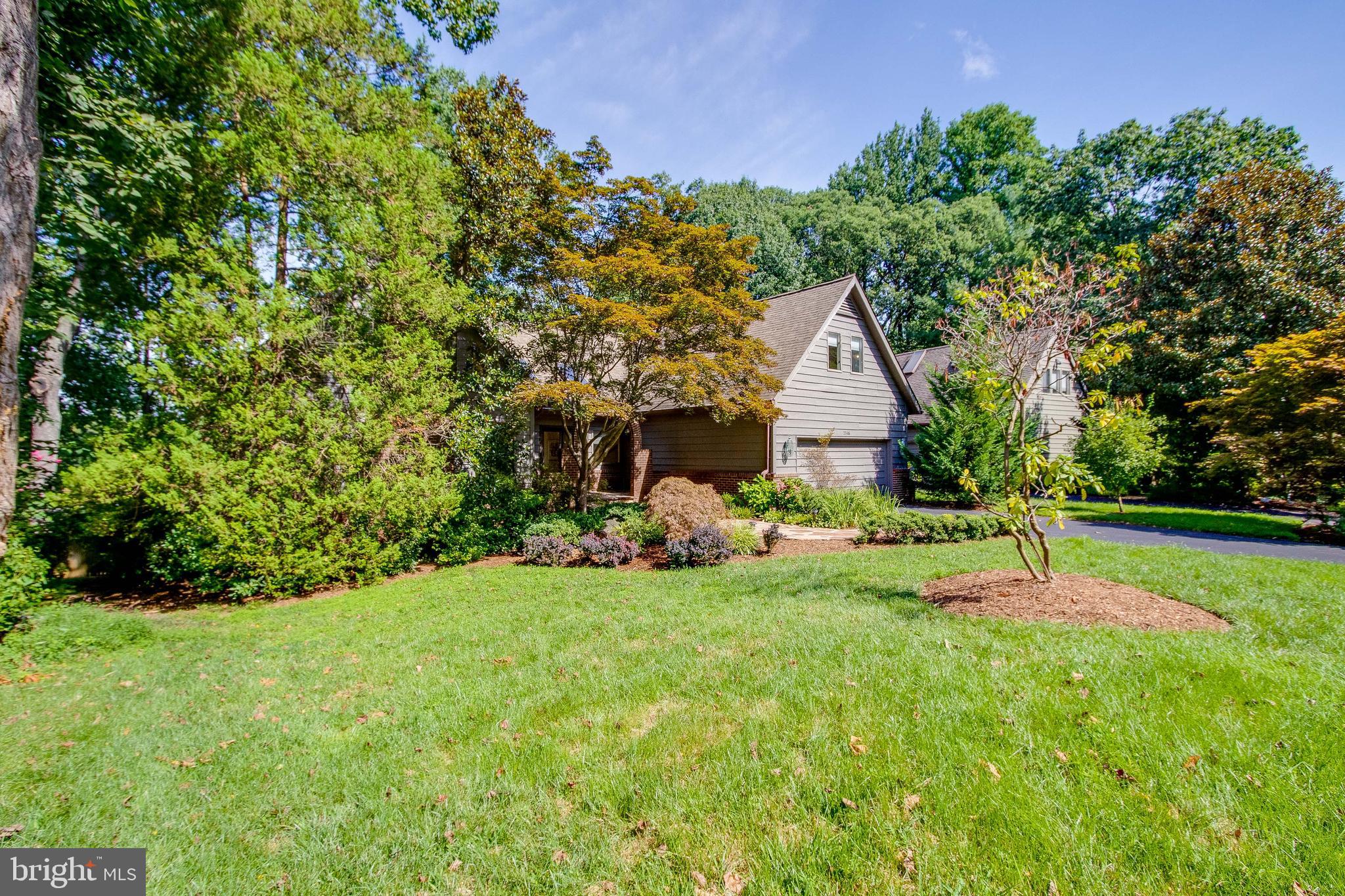 7346 Hooking Road McLean, VA 22101 - Photo 4 of 53 Lovely large front yard.