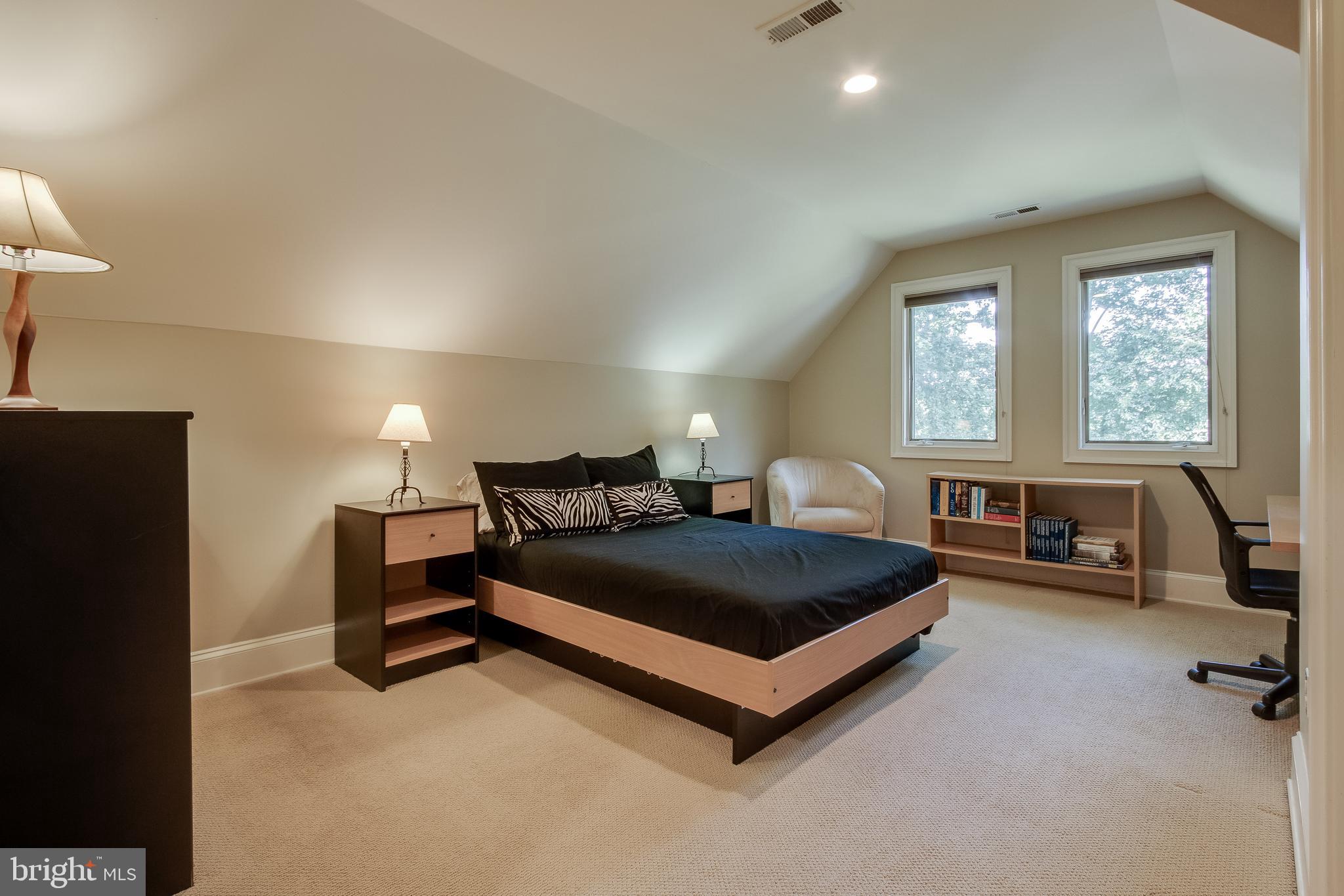 7346 Hooking Road McLean, VA 22101 - Photo 35 of 53 Upstairs MB with priv. bath and wlk-in closet