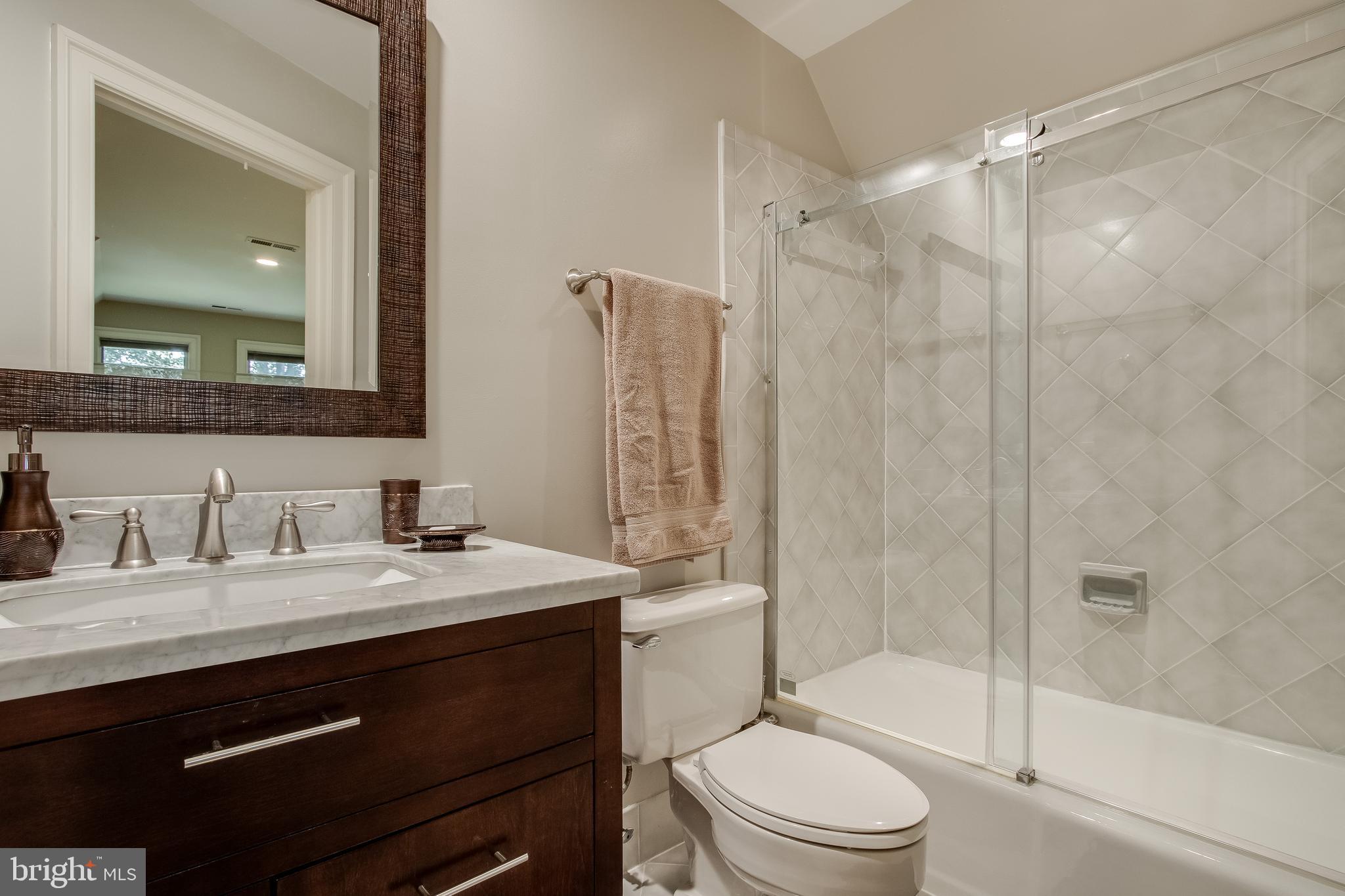 7346 Hooking Road McLean, VA 22101 - Photo 36 of 53 upstrs. MBbath.