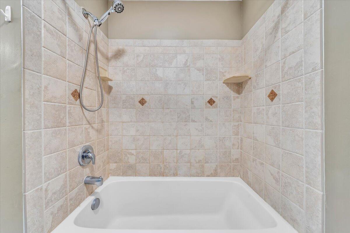 2515 Northminster Road Northwest Roanoke, VA 24012 - Photo 30 of 54 a bathroom with a bathtub