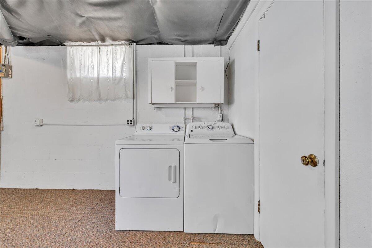 2515 Northminster Road Northwest Roanoke, VA 24012 - Photo 36 of 54 a utility room with dryer and washer