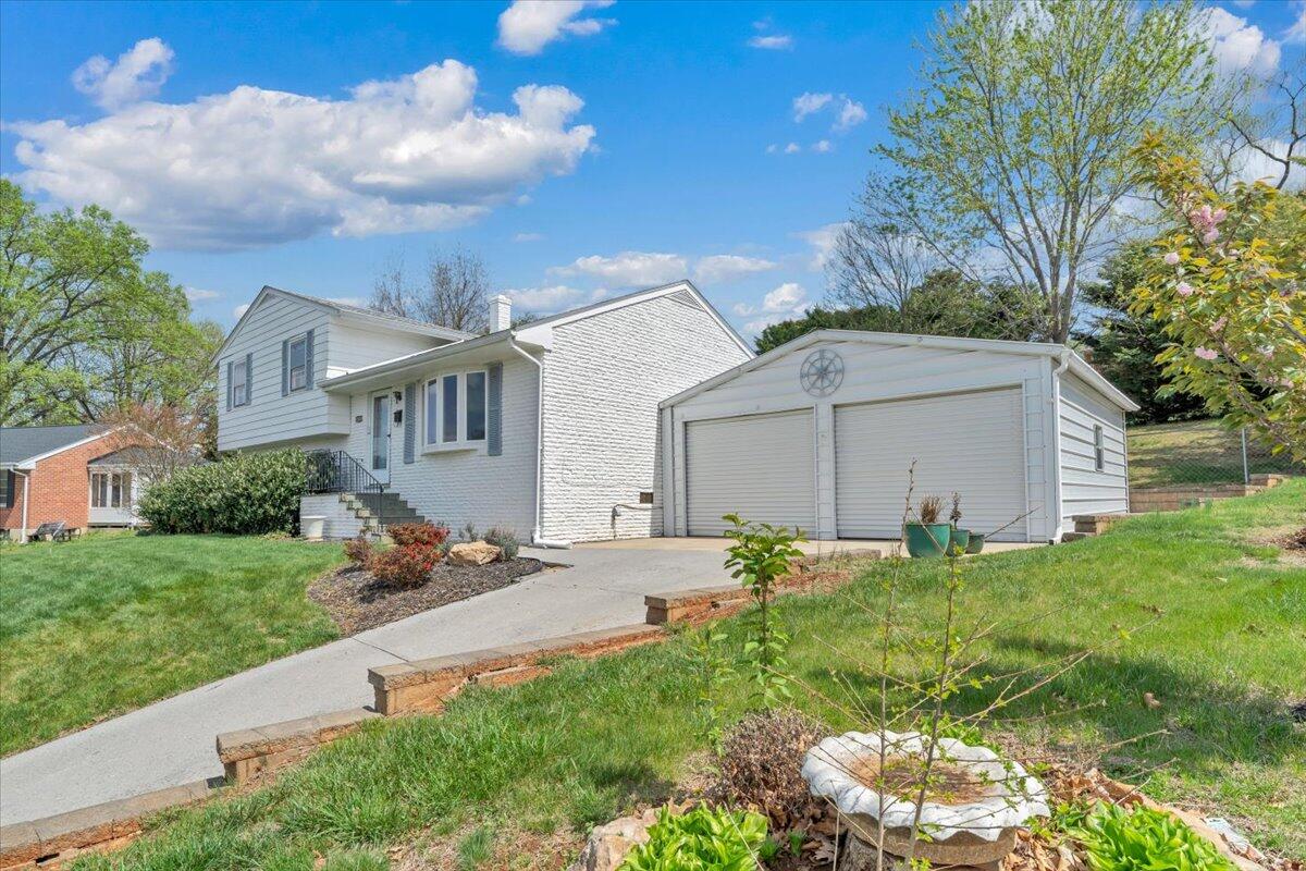 2515 Northminster Road Northwest Roanoke, VA 24012 - Photo 49 of 54 a front view of house with yard and trees